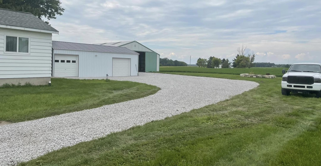 rural-house-in-michigan-with-gravel-driveway